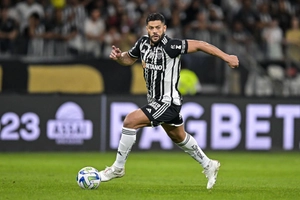 VIDEO: Hulk lập siêu phẩm sút phạt sấm sét ở cự ly 45m